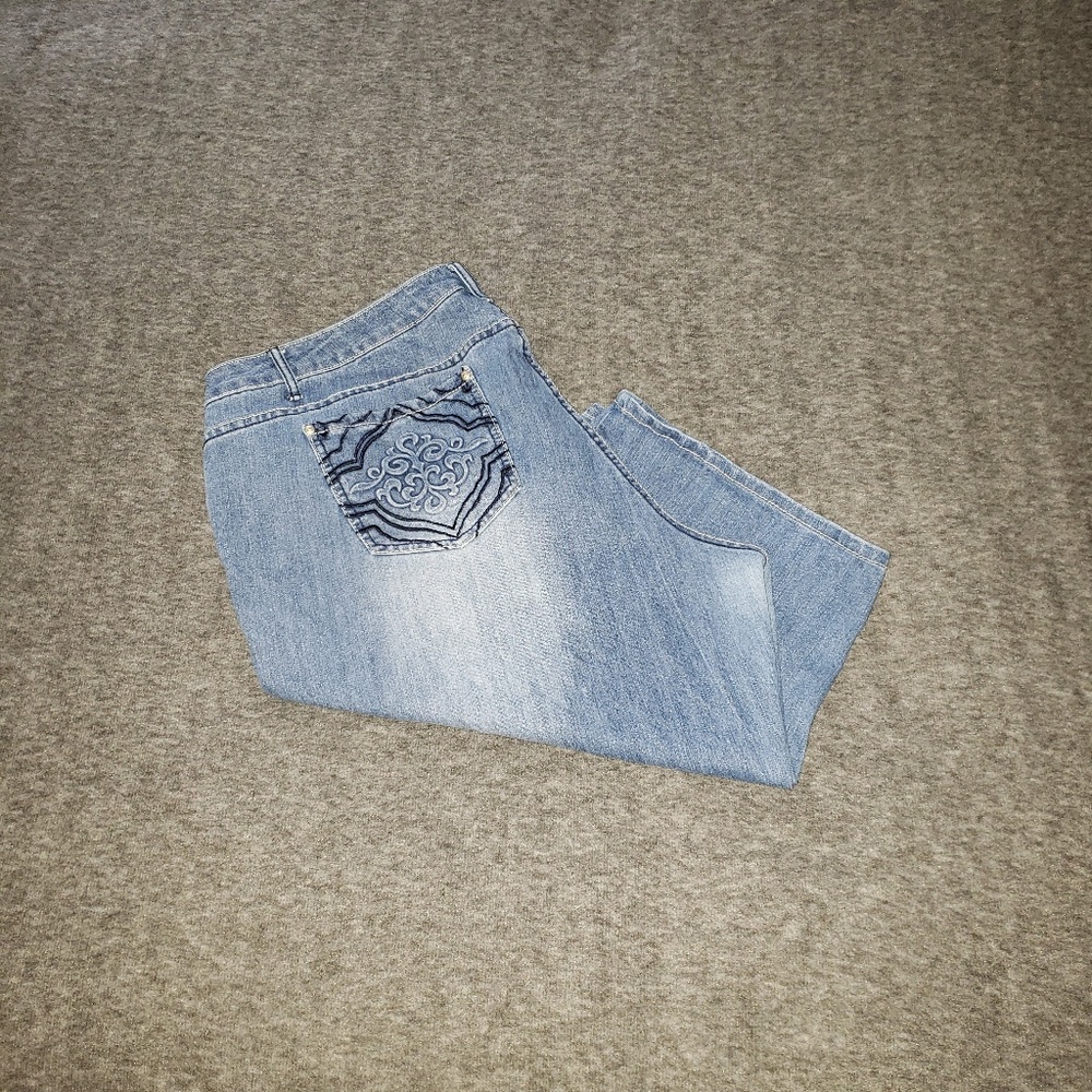 EUC Baccini Denim Capris w/pocket design & flare